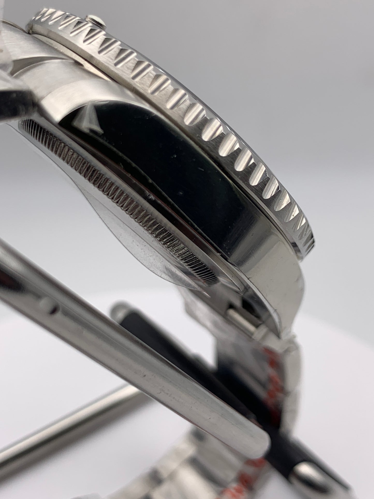 R3CON Collection. Custom green dial watch. 40.5mm stainless steel case. Sapphire crystal. Seiko NH35.