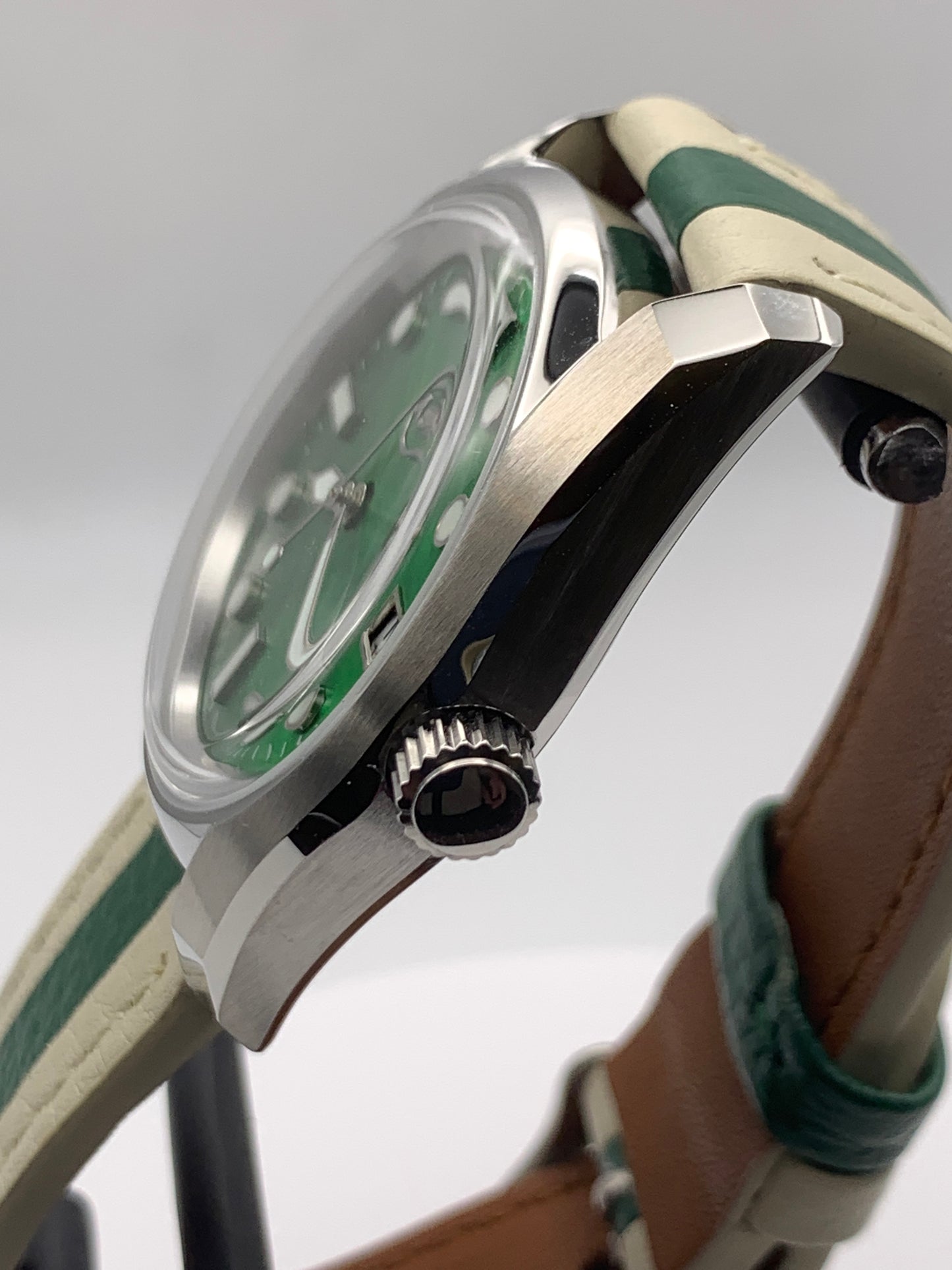 Andy. 38mm Stainless steel. Double dome sapphire. Green MOP dial. Seiko NH35.