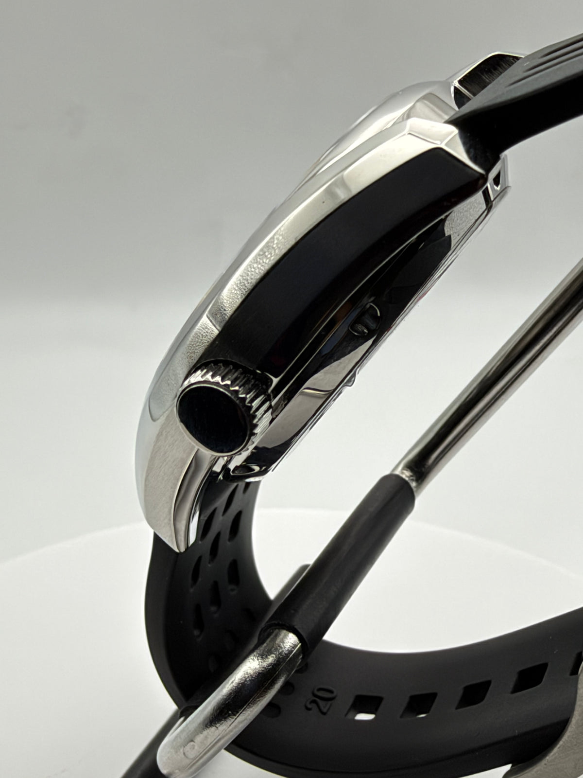 Goldfinger. 40mm stainless steel case. Sapphire crystal. Seiko NH35.