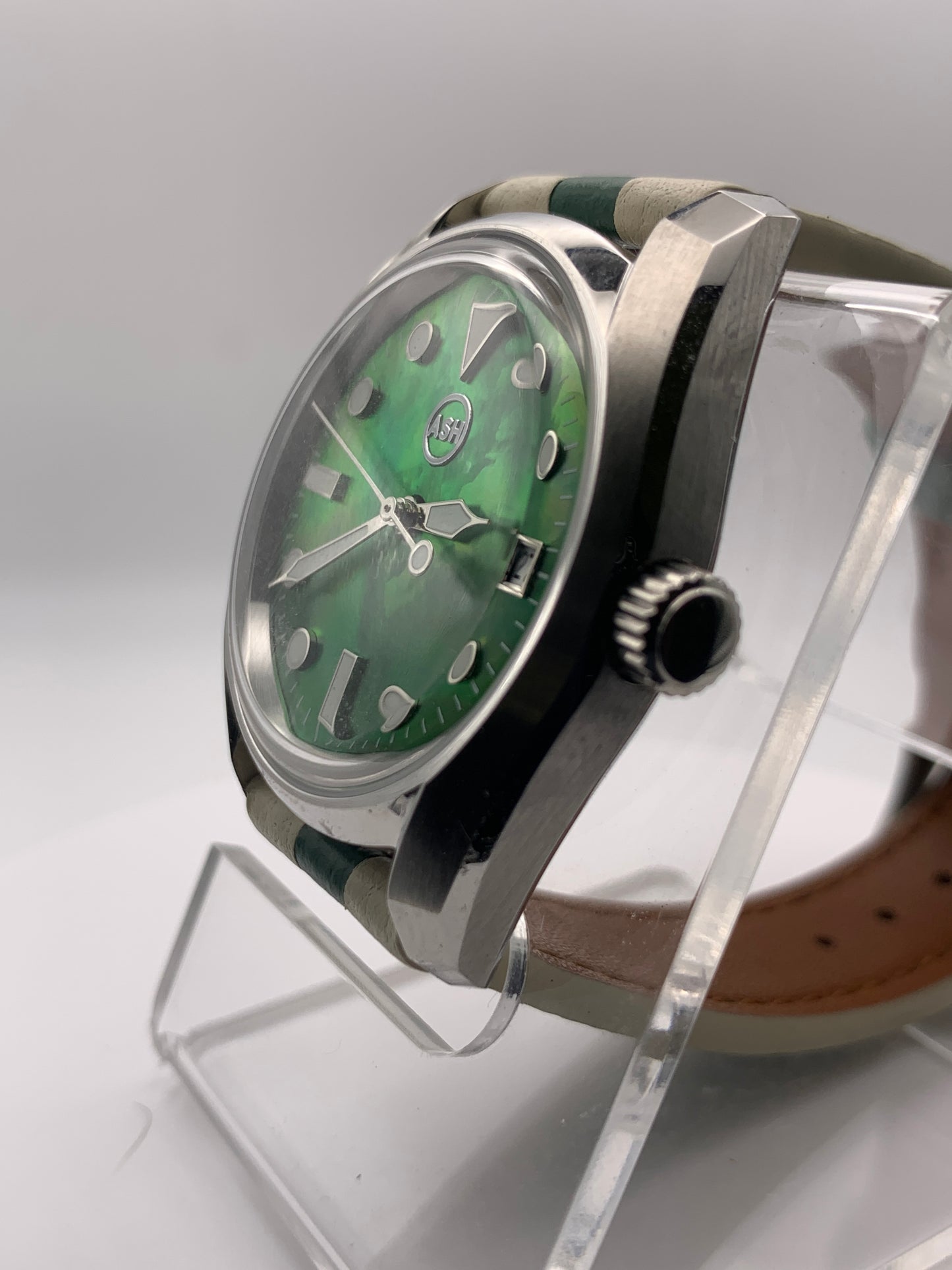 Andy II. 38mm Stainless steel. Double dome sapphire. Green MOP dial. Seiko NH35.