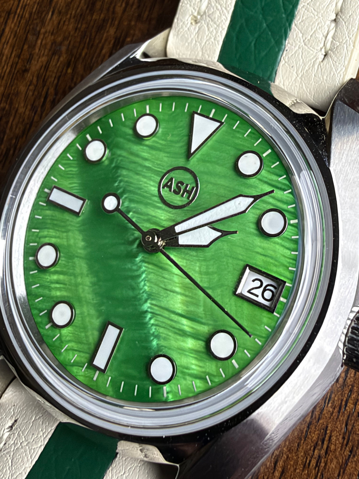 Andy 1.4 - 38mm Stainless steel. Double dome sapphire. Green MOP dial. Seiko NH35.