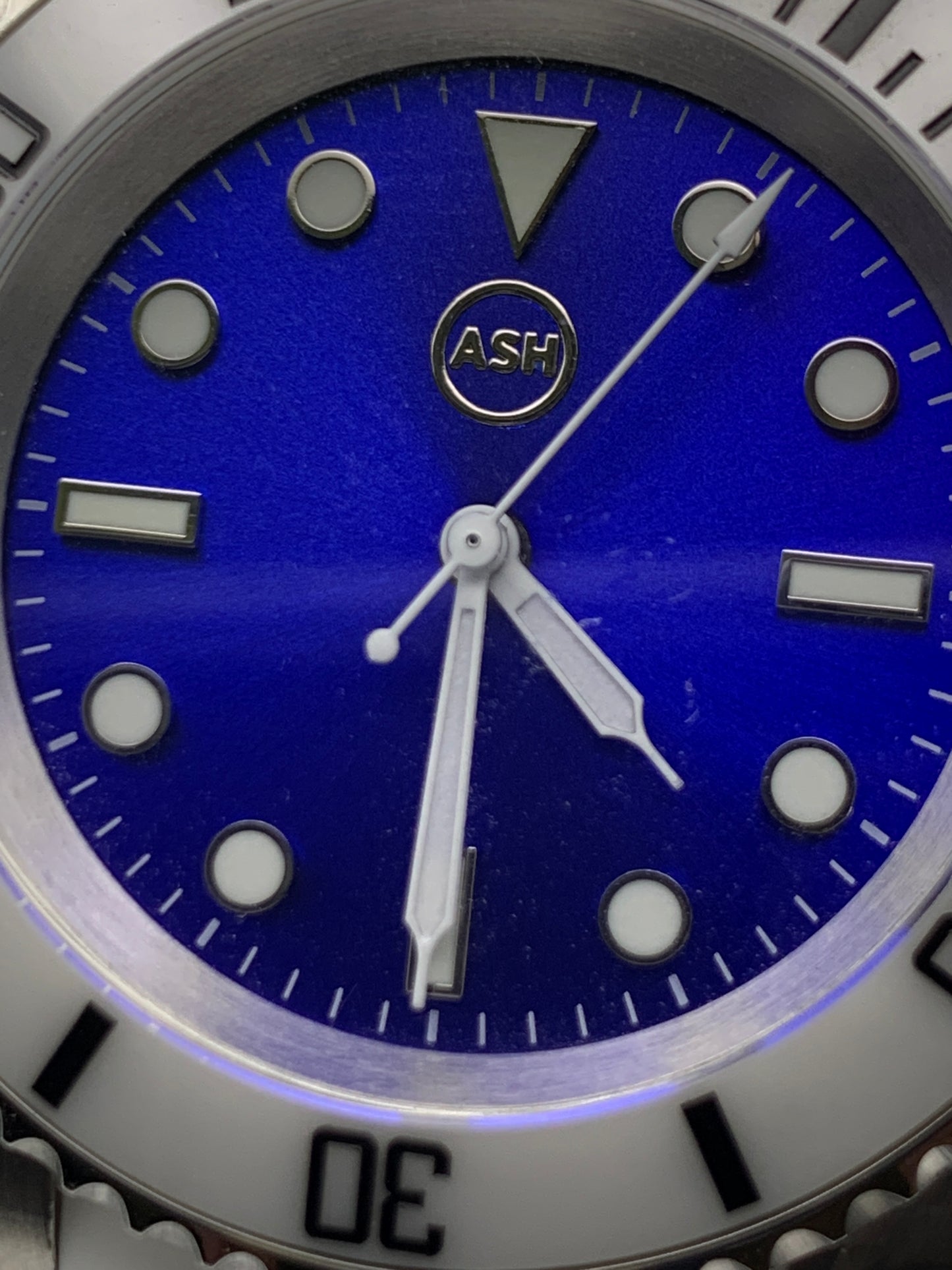 Bumbles Bounce. 41mm stainless steel case. Sapphire crystal. Seiko NH38.