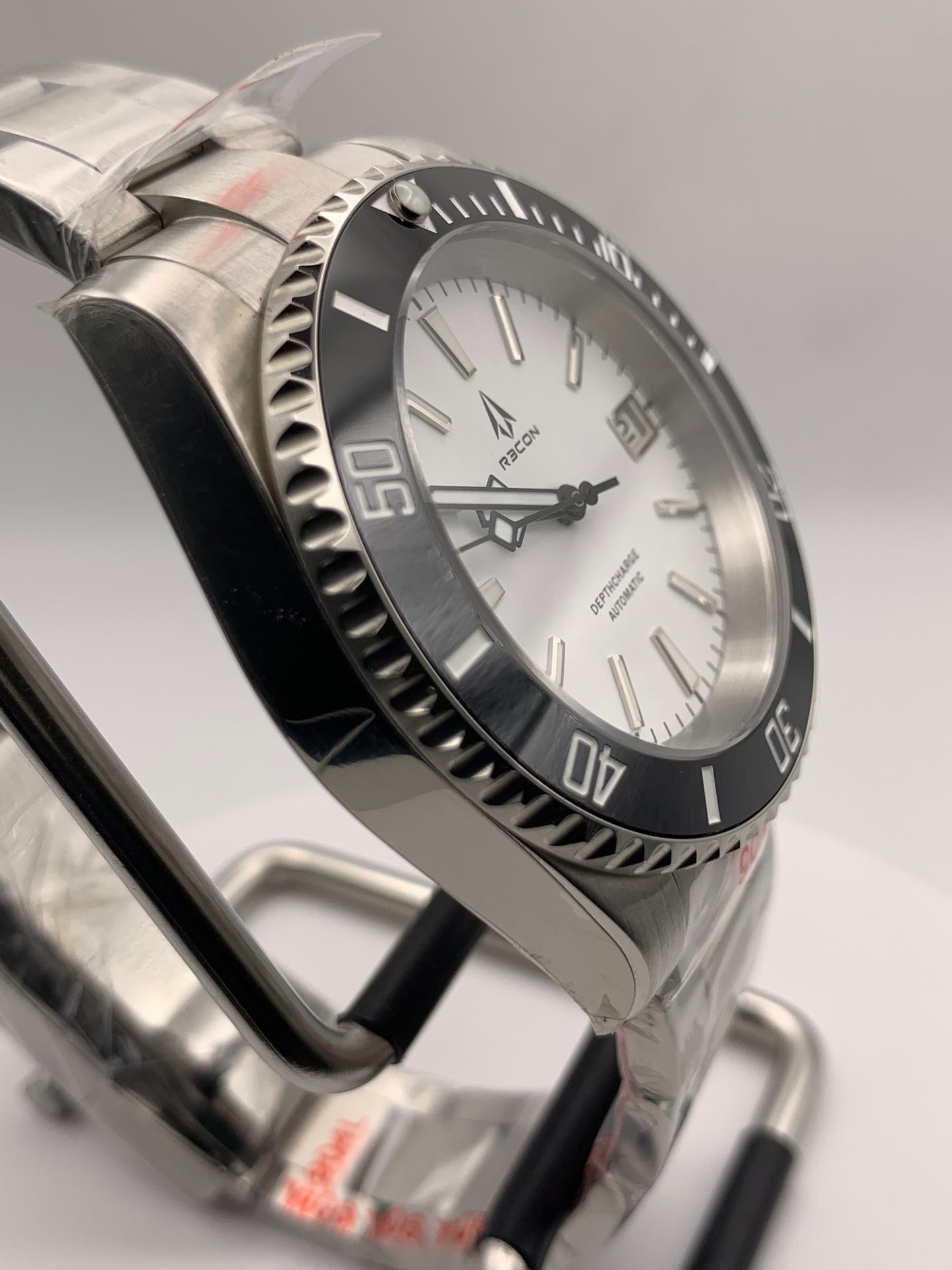 R3CON Collection. Custom white dial watch. 40.5mm stainless steel case. Sapphire crystal. Seiko NH35.