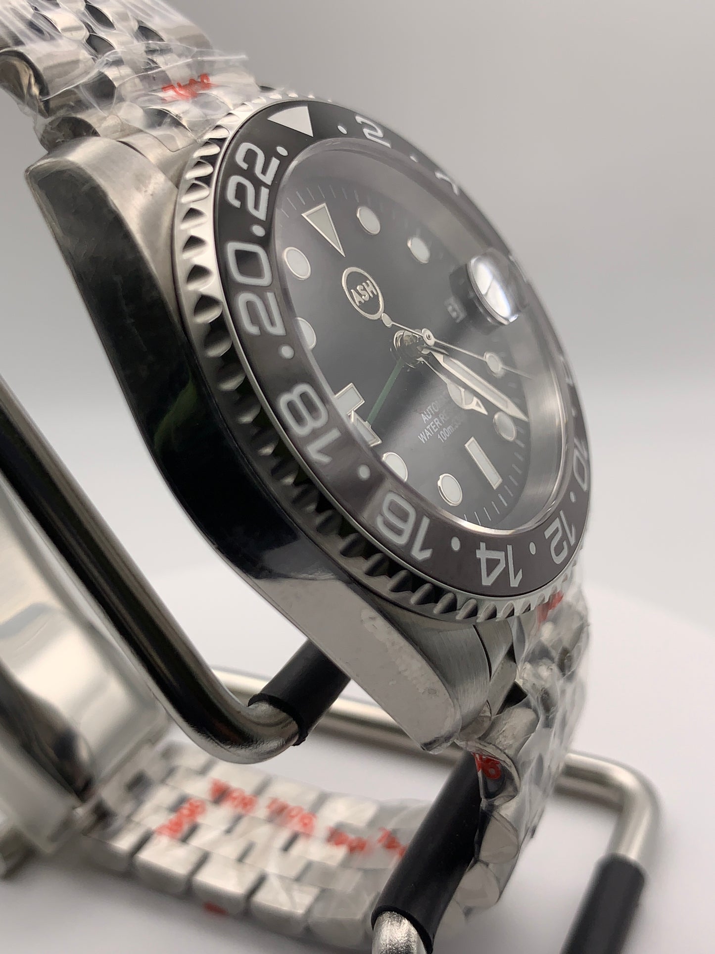 Bruce Wayne. 39mm Stainless steel GMT. Sapphire crystal. Seiko NH34.