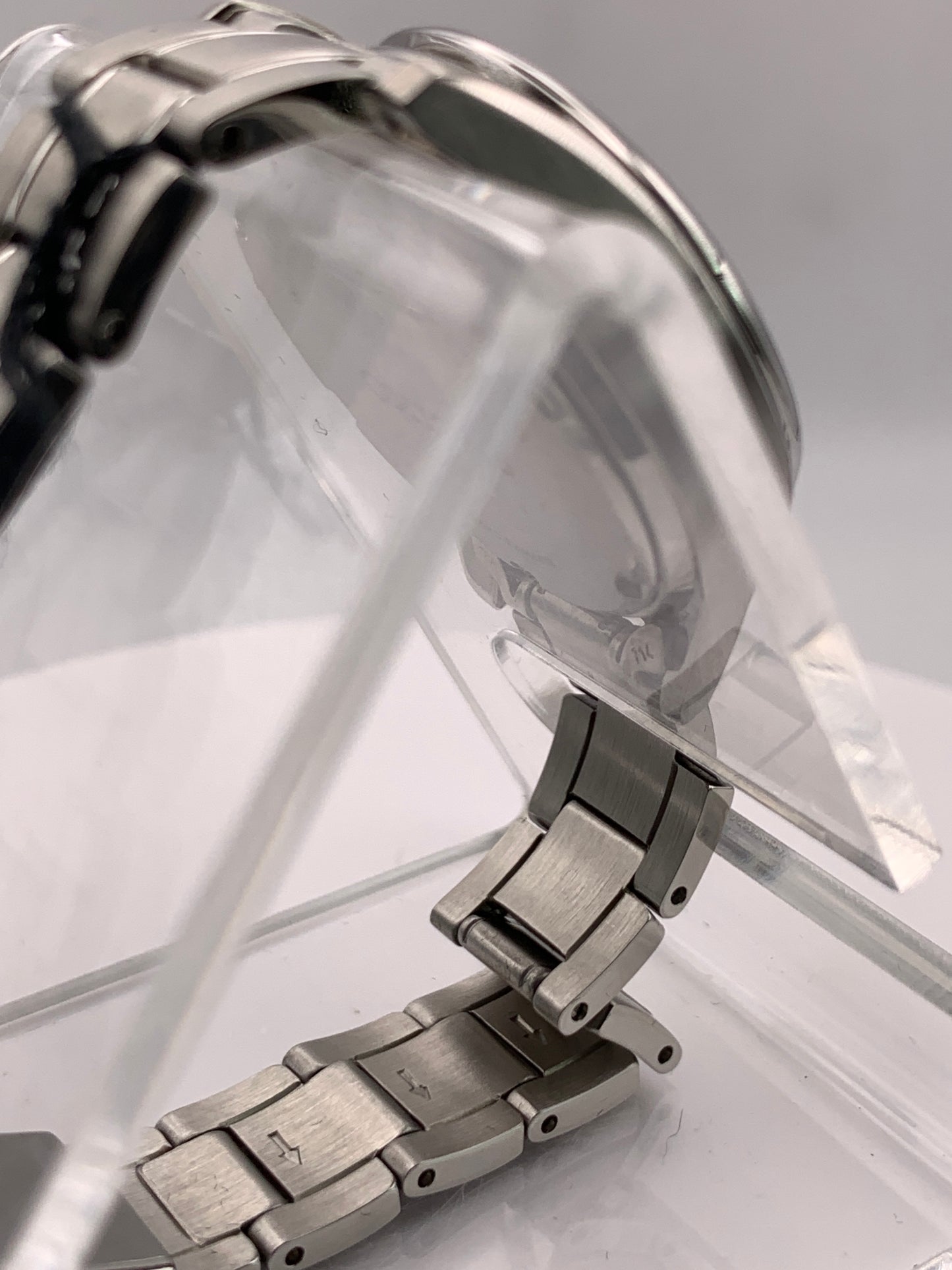 Seiko SUR633- 30mm Stainless steel case. Silver sunray dial. Sapphire crystal. 6n22 quartz movement. 100m water resistance. Box and papers.