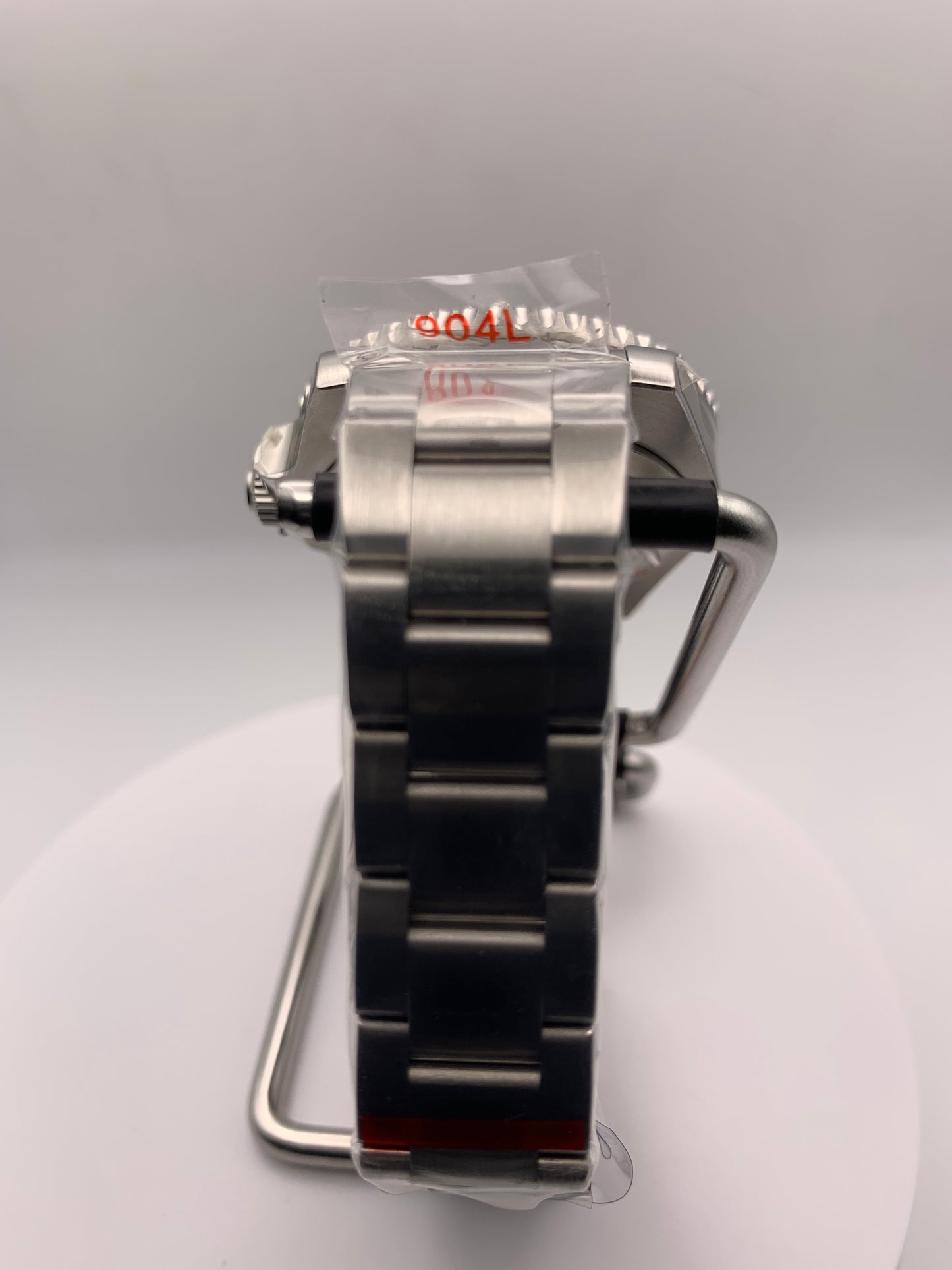 R3CON Collection. Custom green dial watch. 40.5mm stainless steel case. Sapphire crystal. Seiko NH35.