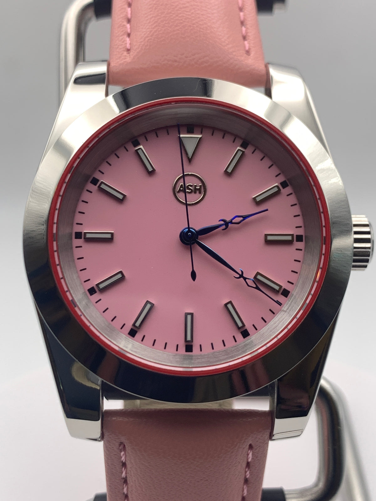 Versailles 1.2 - 39mm Stainless steel case with red gasket. Sapphire crystal. Exhibition case back. Seiko NH38 with blue rotor.