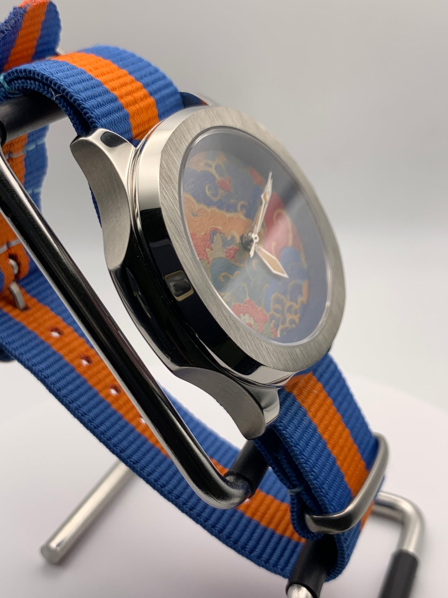 Floating World. B-stock. 40mm Stainless steel case. Sapphire crystal. Seiko NH38. Small flaws on the edge of the dial.