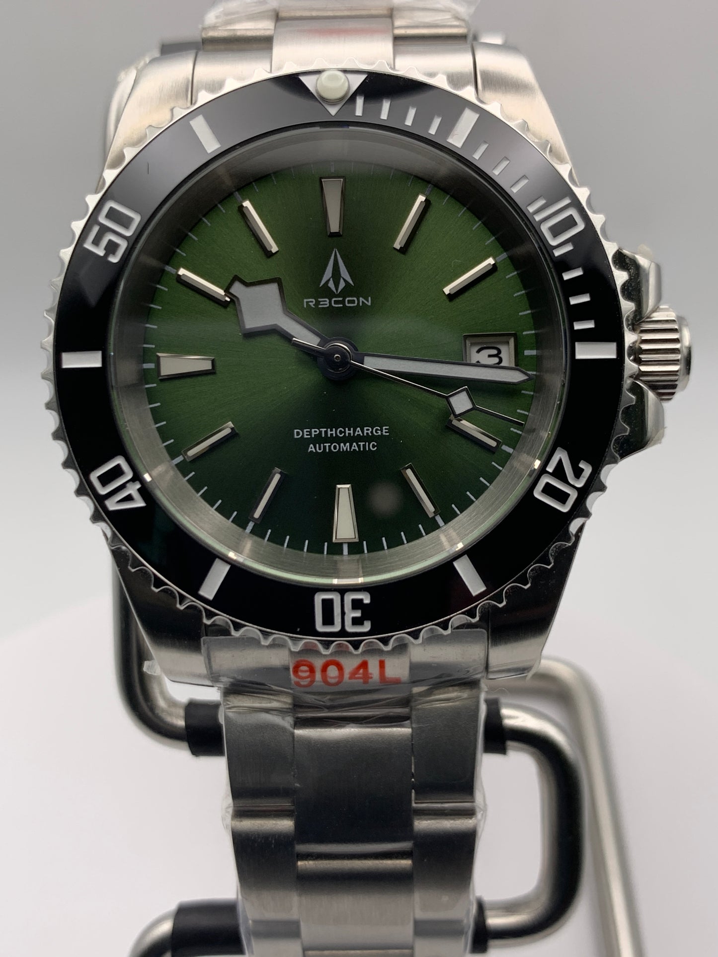 R3CON Collection. Custom green dial watch. 40.5mm stainless steel case. Sapphire crystal. Seiko NH35.