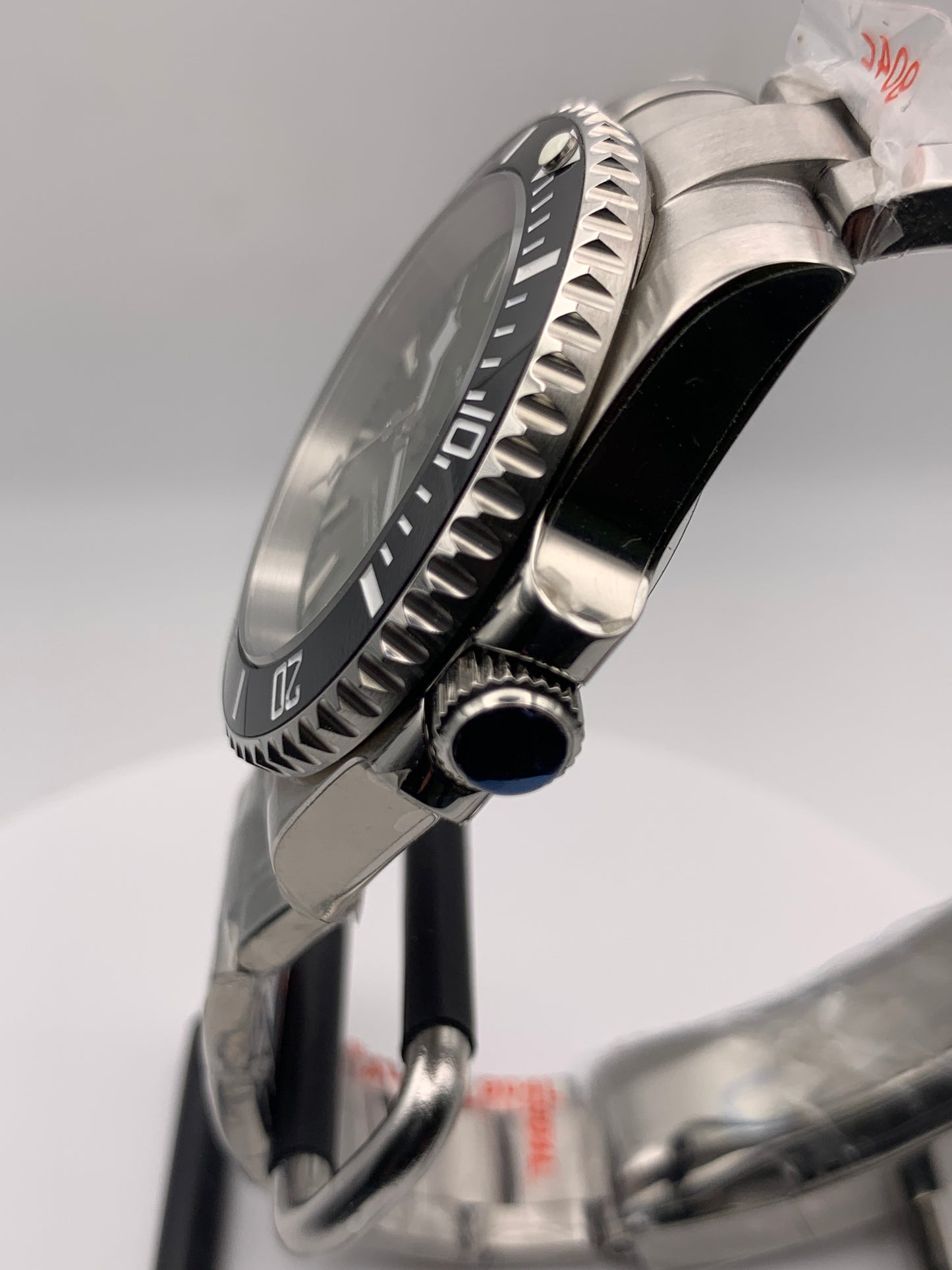 R3CON Collection. Custom green dial watch. 40.5mm stainless steel case. Sapphire crystal. Seiko NH35.