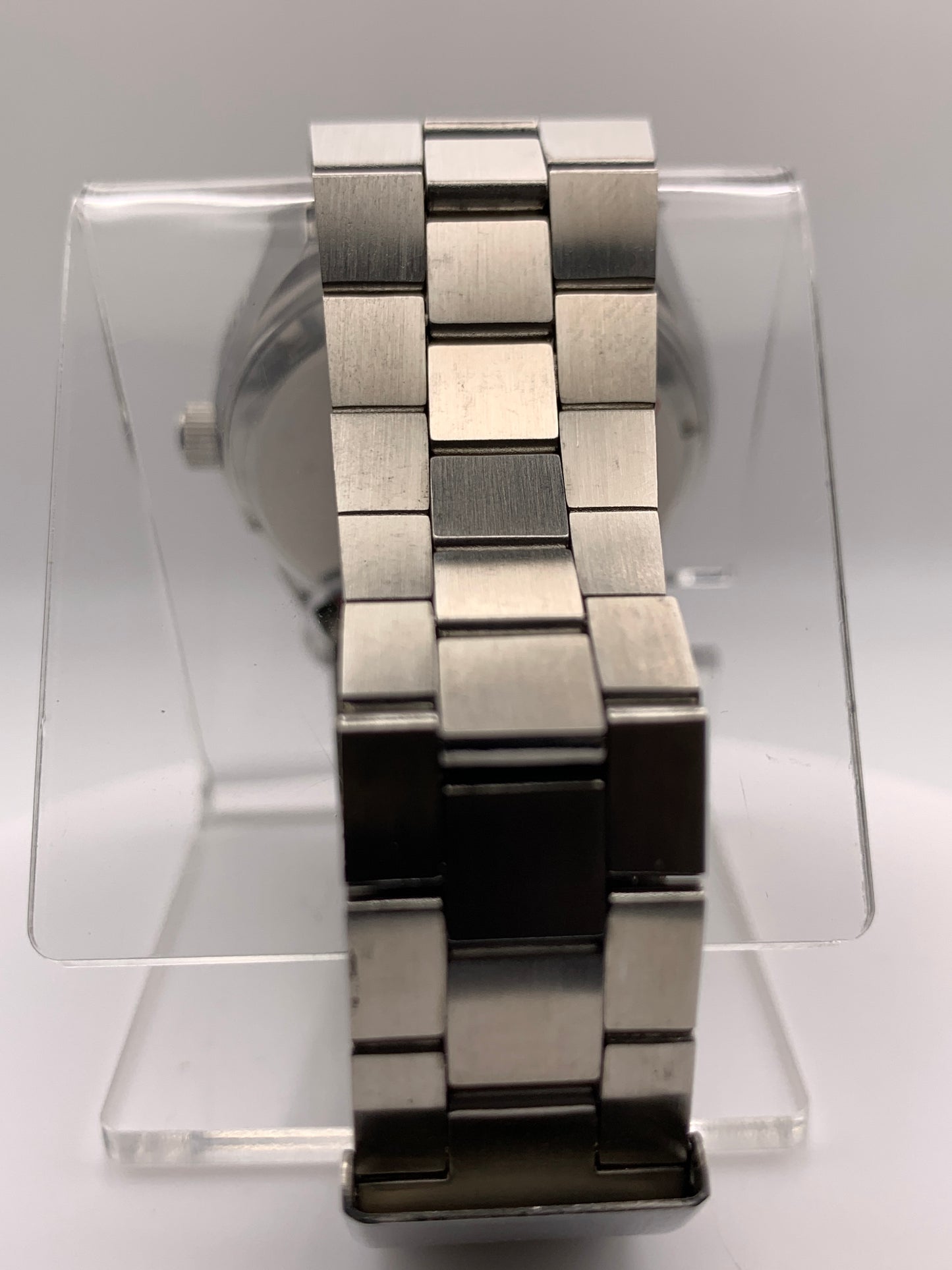 Poguelite. 37mm Stainless steel case. Acrylic domed crystal. Seiko NH35 with black date wheel. NOS vintage bracelet.