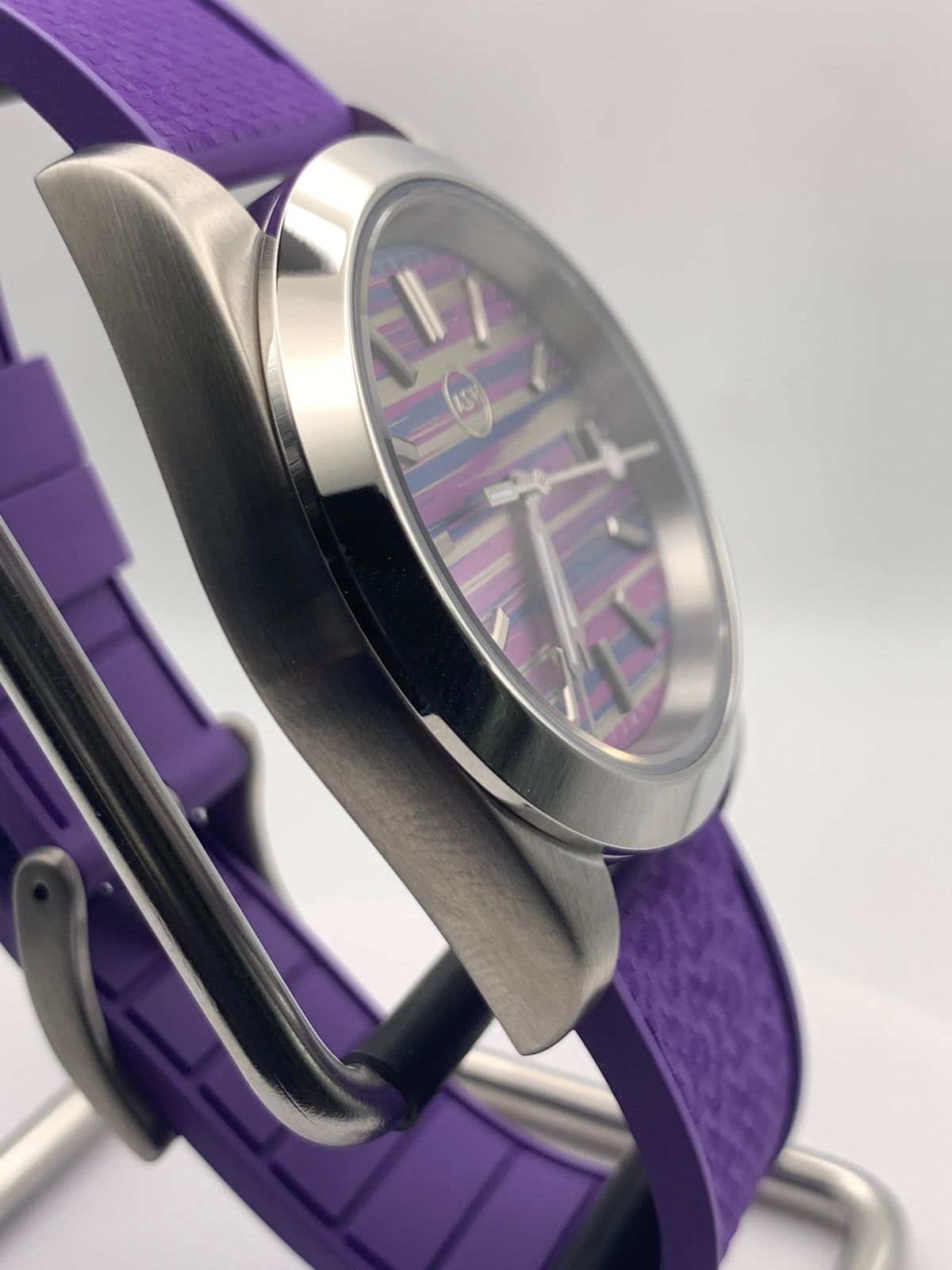 Particle Accelerator. 39mm stainless steel case. Sapphire crystal. Seiko NH35 with black date wheel.