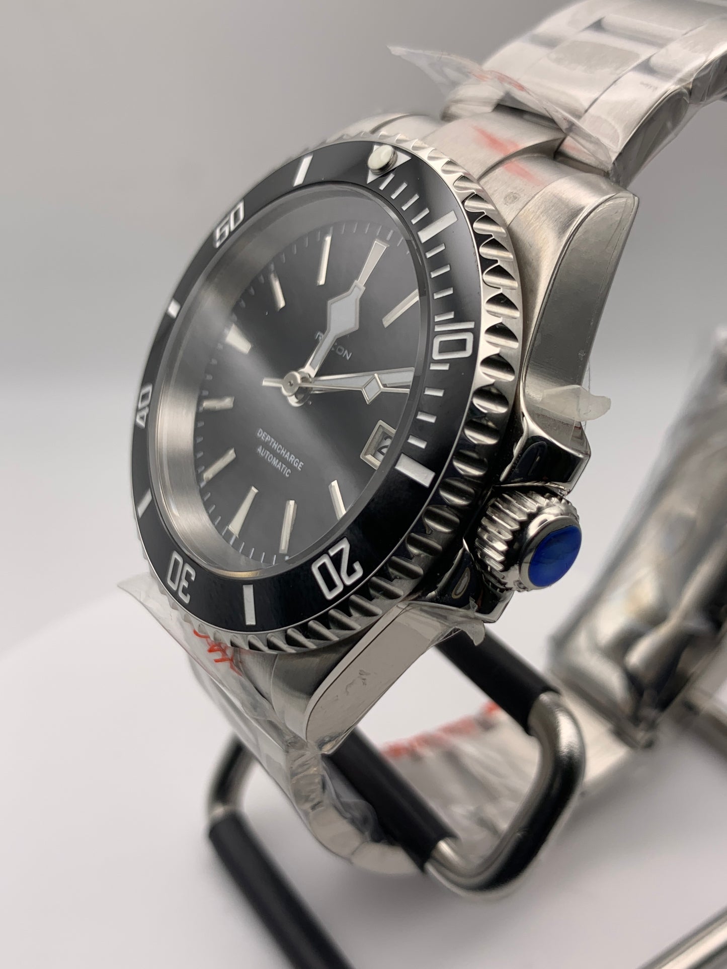 R3CON Collection. Custom black dial watch. 40.5mm stainless steel case. Sapphire crystal. Seiko NH35.