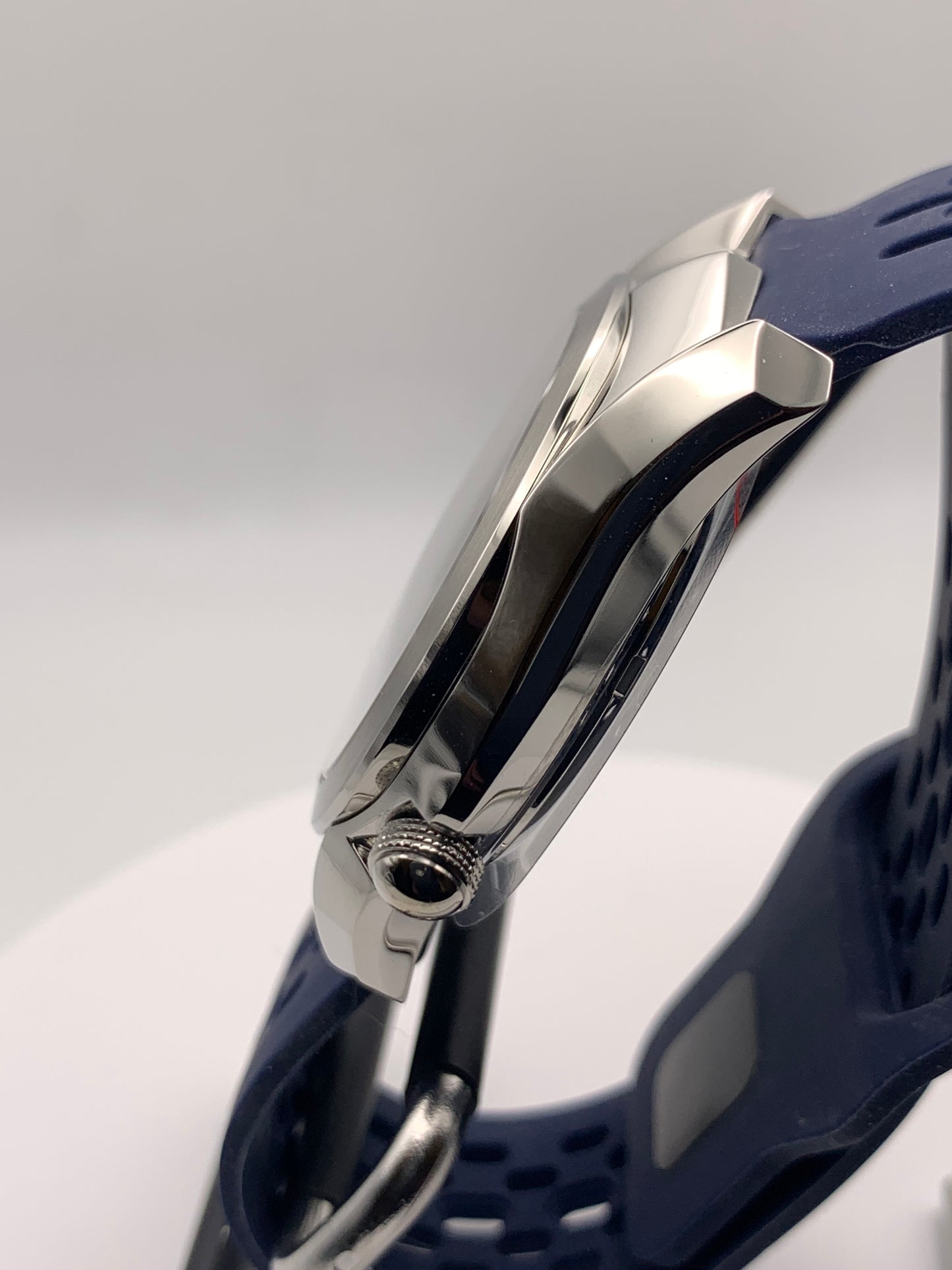 Miles. 39mm Stainless Steel case. AR coated sapphire crystal. Crystal titanium dial. Seiko NH35 automatic.