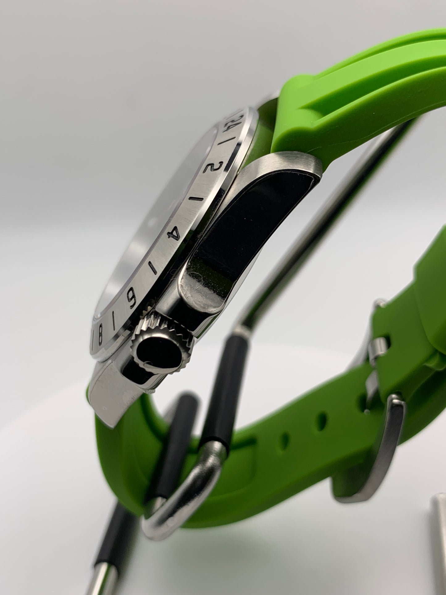 Gavin. 39mm Stainless steel GMT case. Sapphire crystal. 6 o’clock black date. Green and orange appointments. Seiko NH34.