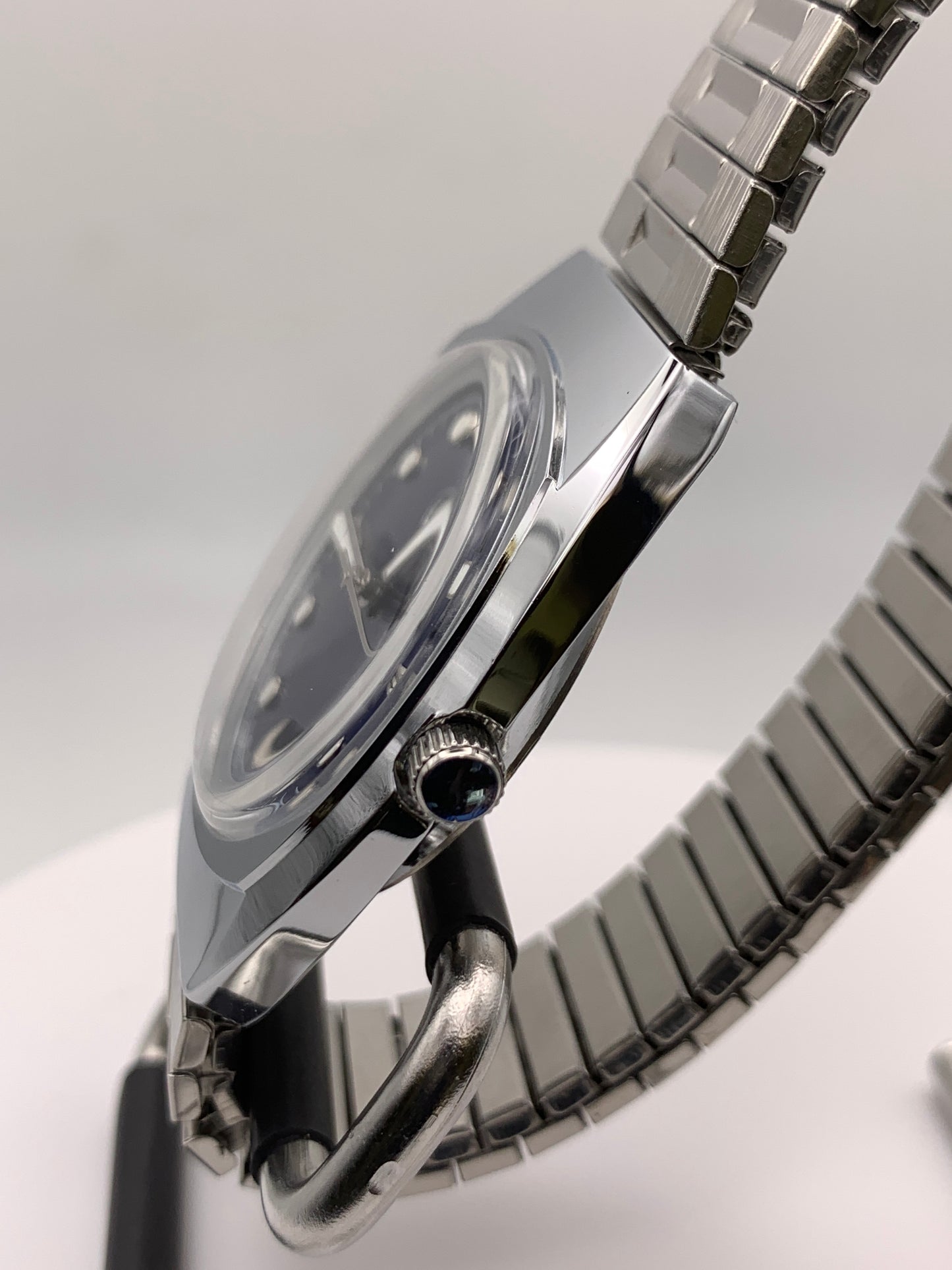 Neo Vintage Collection. Sport watch.NOS Gruen case. Blue dial, vintage expanding bracelet.