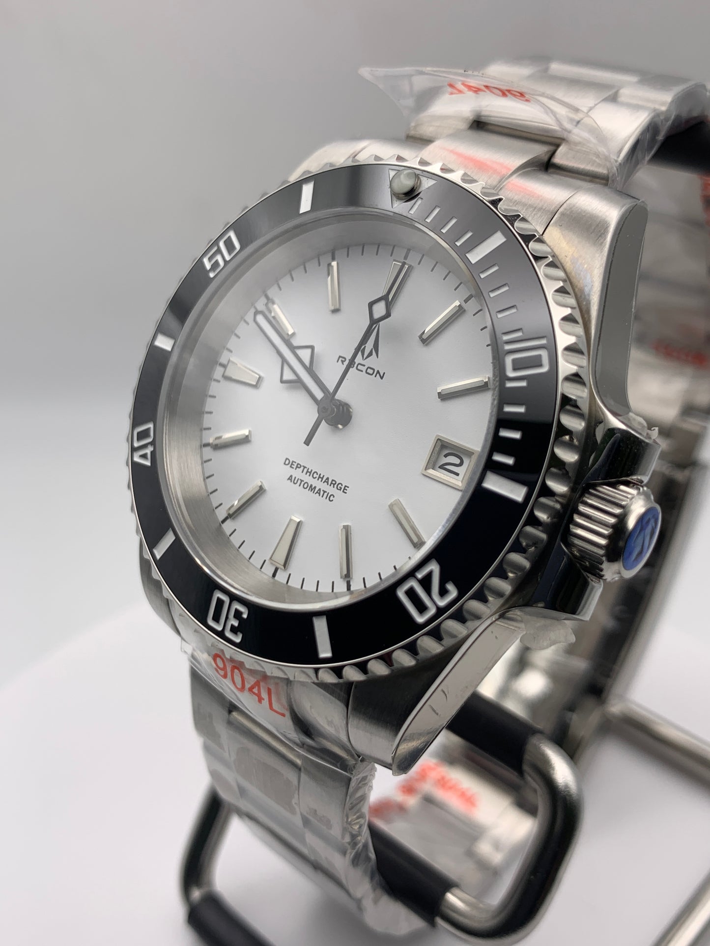 R3CON Collection. Custom white dial watch. 40.5mm stainless steel case. Sapphire crystal. Seiko NH35.
