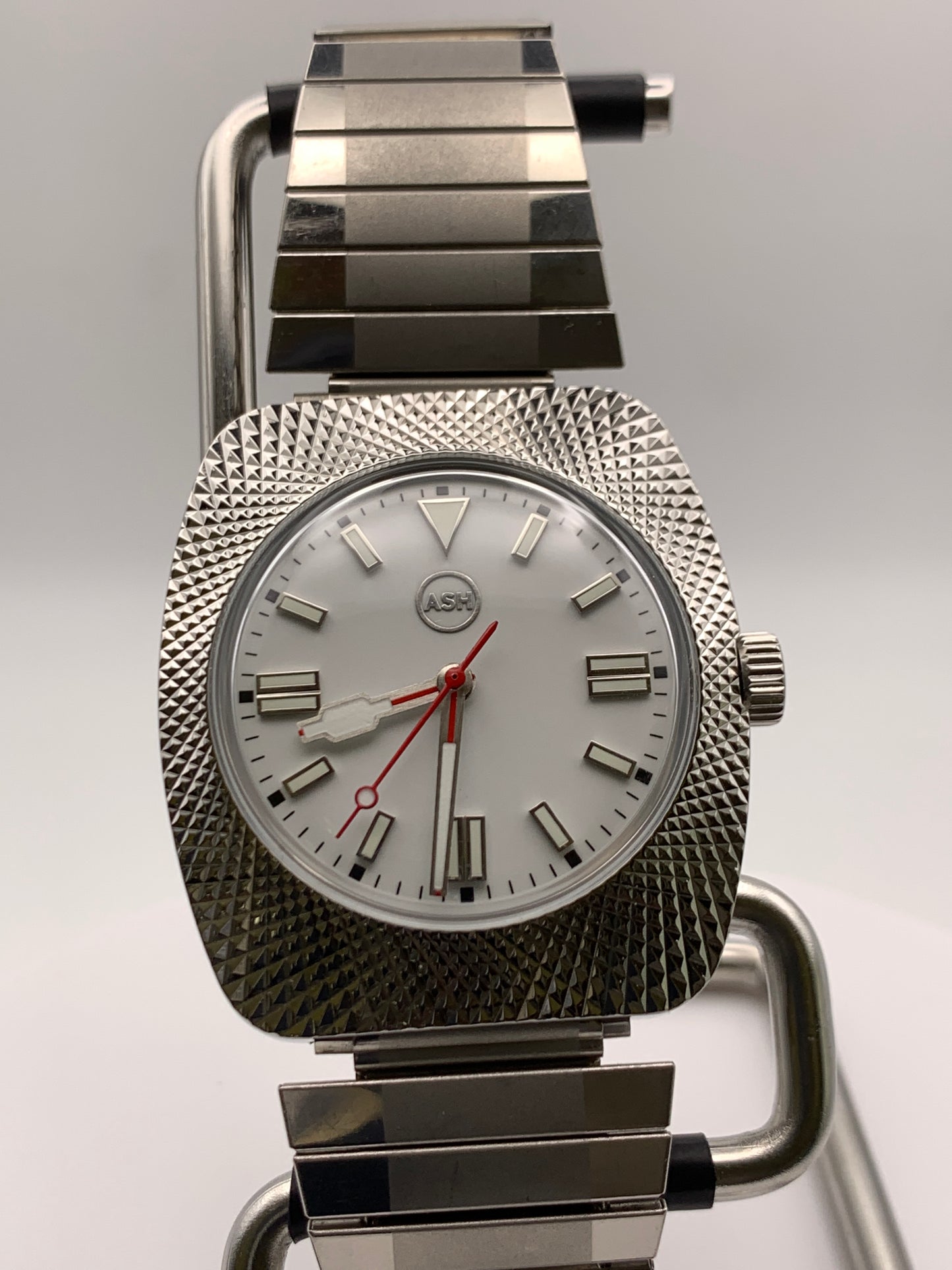 Aspects. 38mm faceted case. Vintage expanding bracelet. Acrylic dome crystal. NH38 automatic movement.