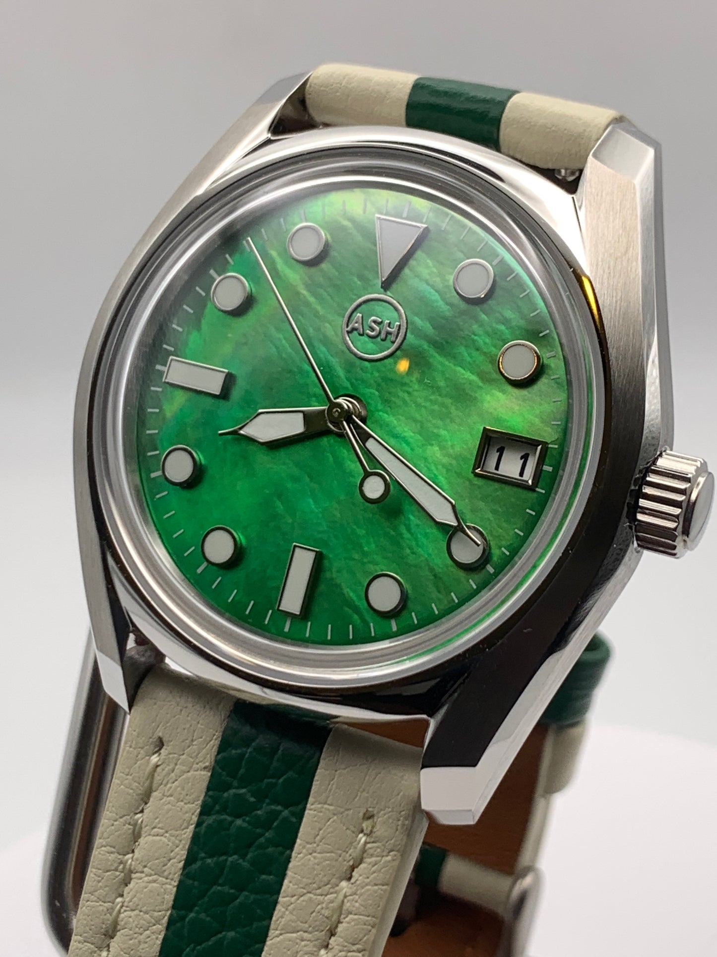 Andy. 38mm Stainless steel. Double dome sapphire. Green MOP dial. Seiko NH35.