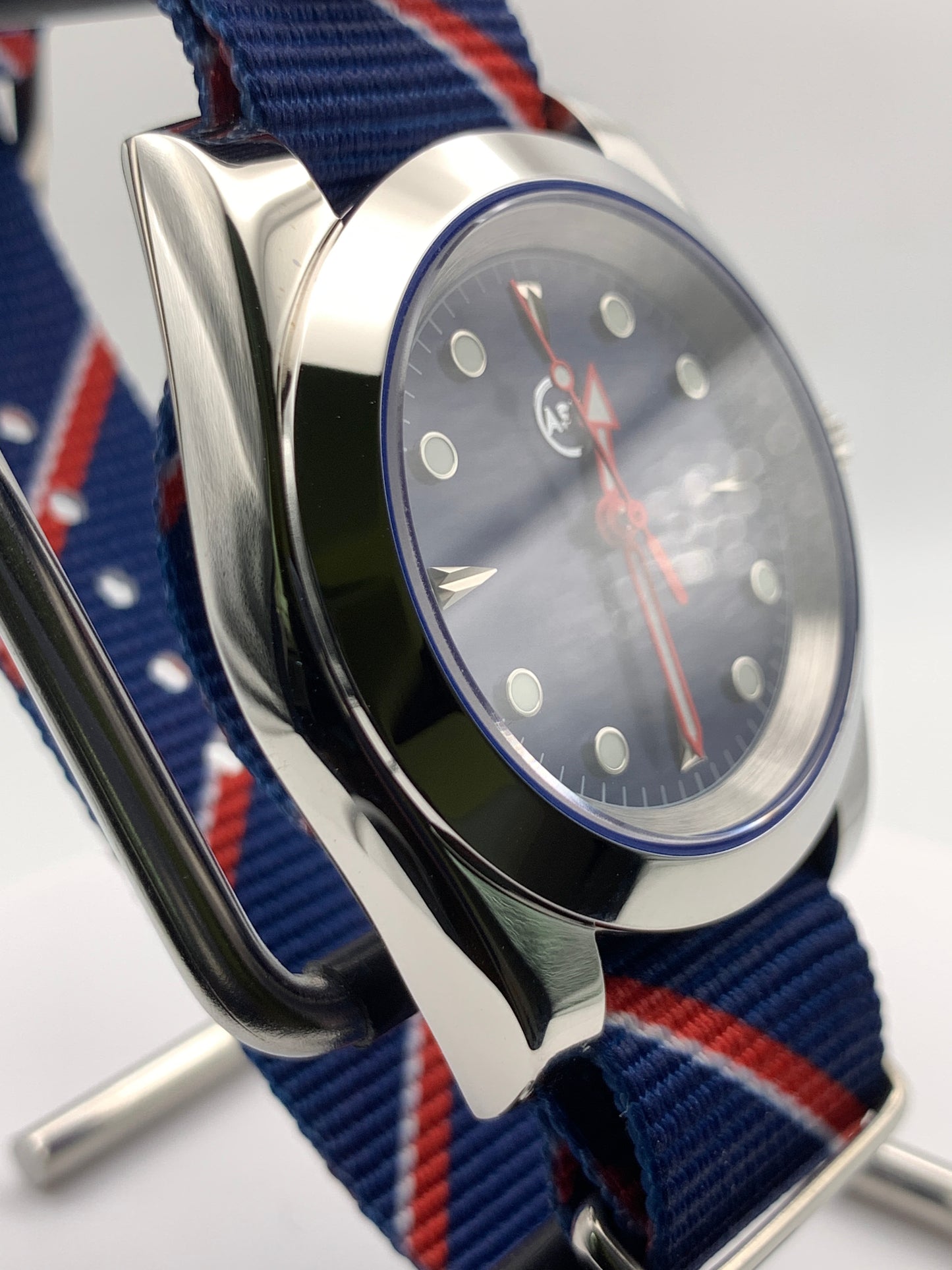 Vanguard - 39mm stainless steel case. Sapphire crystal. Seiko NH38.