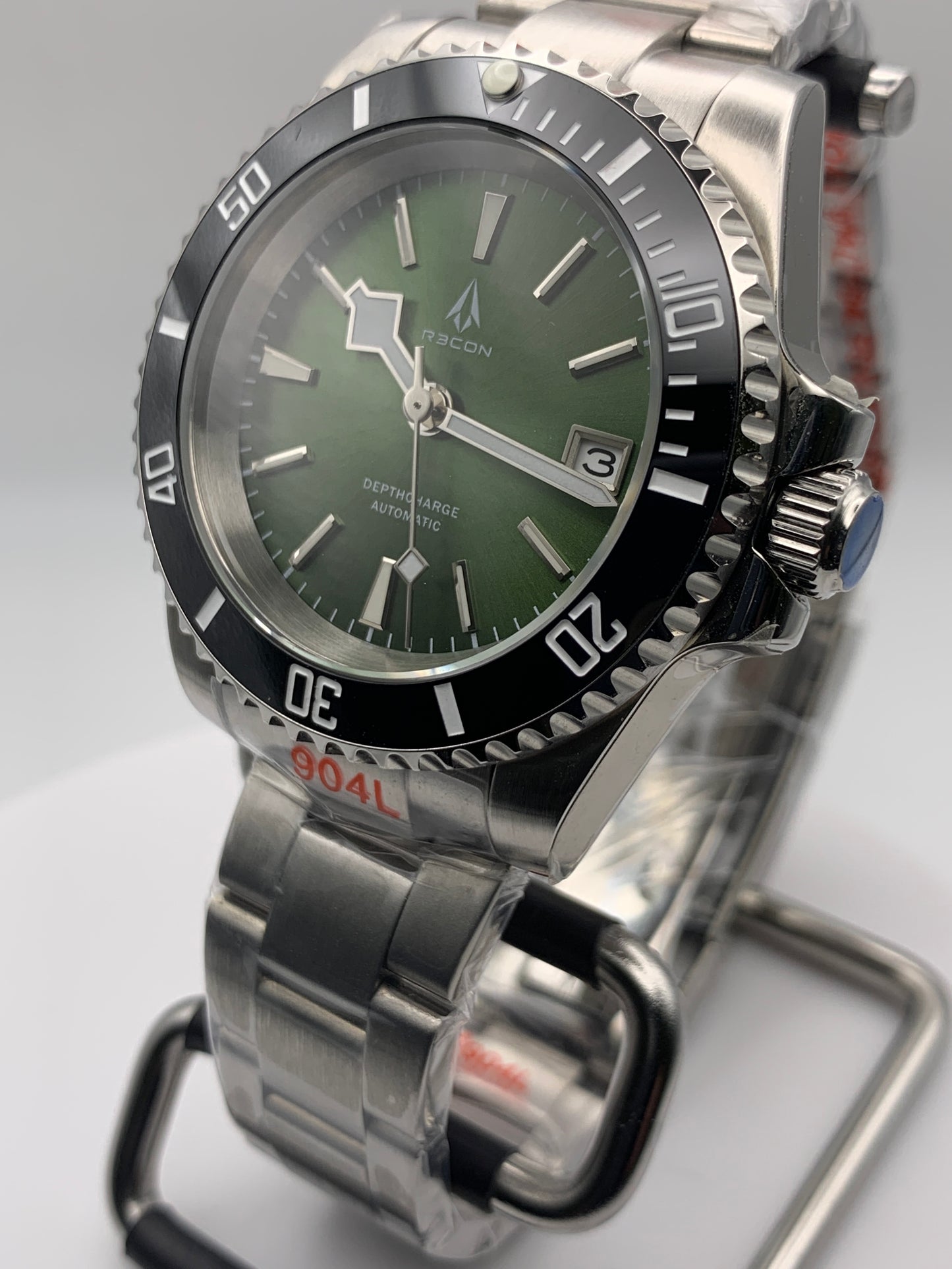 R3CON Collection. Custom green dial watch. 40.5mm stainless steel case. Sapphire crystal. Seiko NH35.