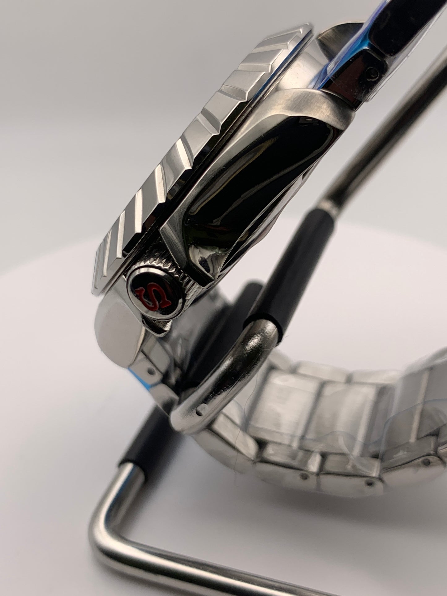 Mariana. 41mm Stainless Steel.  Sapphire crystal. Crystal titanium dial. Seiko NH35.