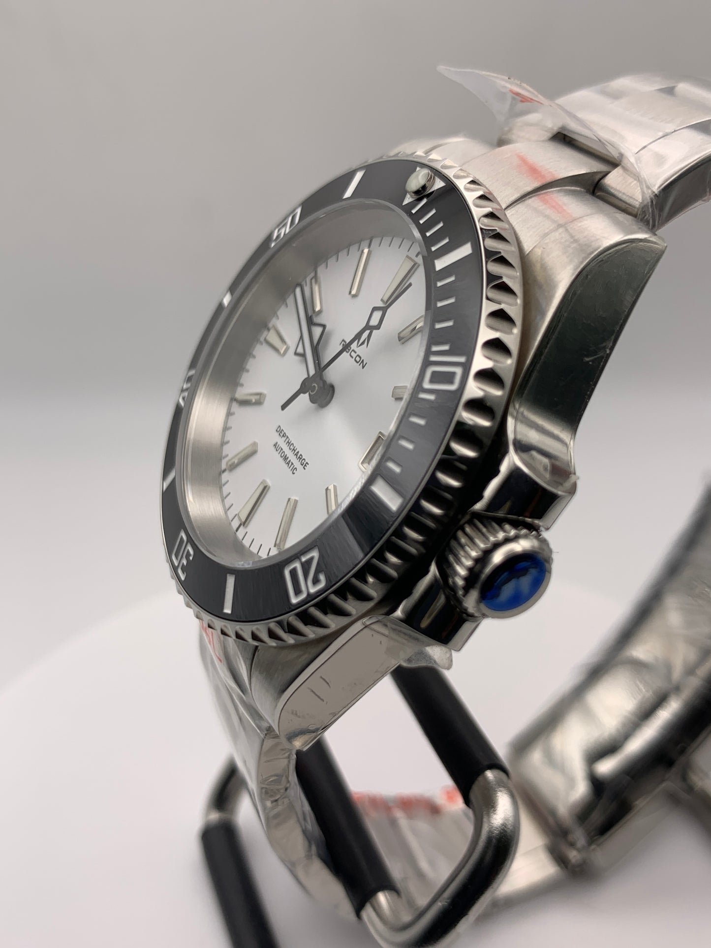 R3CON Collection. Custom white dial watch. 40.5mm stainless steel case. Sapphire crystal. Seiko NH35.