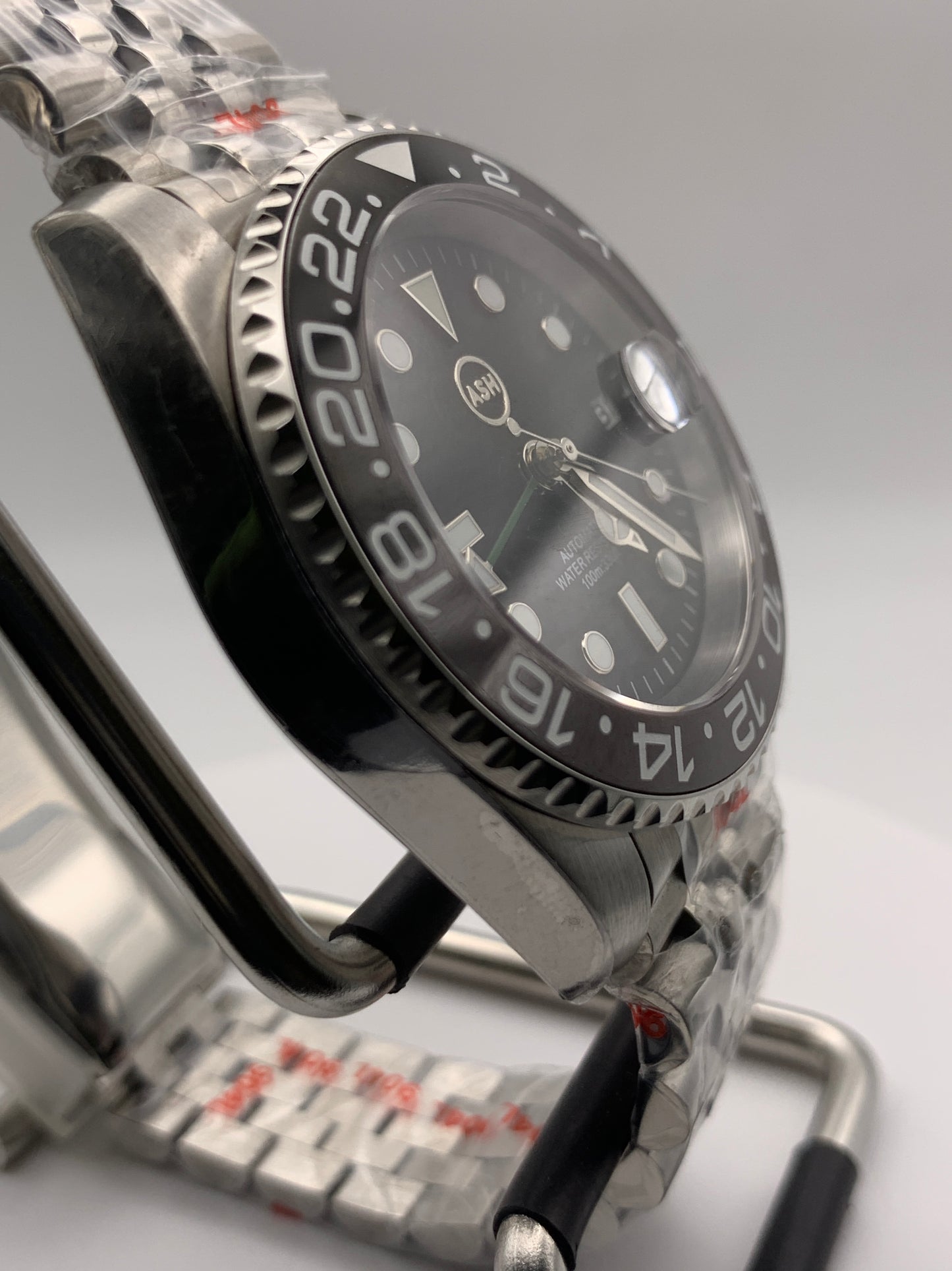 Bruce Wayne. 39mm Stainless steel GMT. Sapphire crystal. Seiko NH34.