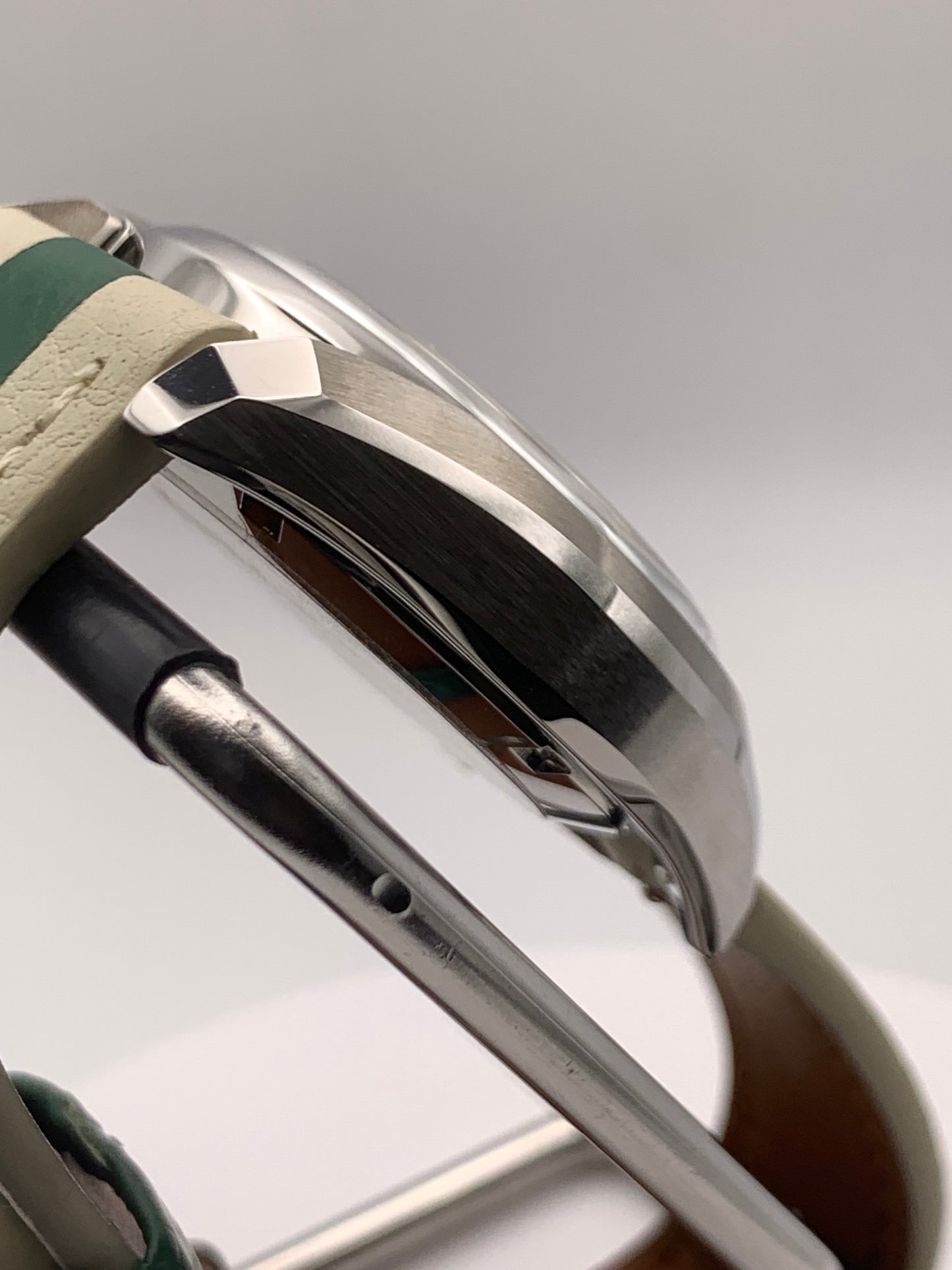 Andy. 38mm Stainless steel. Double dome sapphire. Green MOP dial. Seiko NH35.