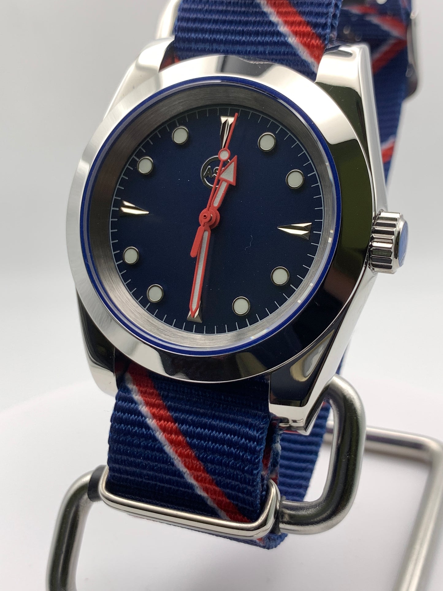 Vanguard - 39mm stainless steel case. Sapphire crystal. Seiko NH38.