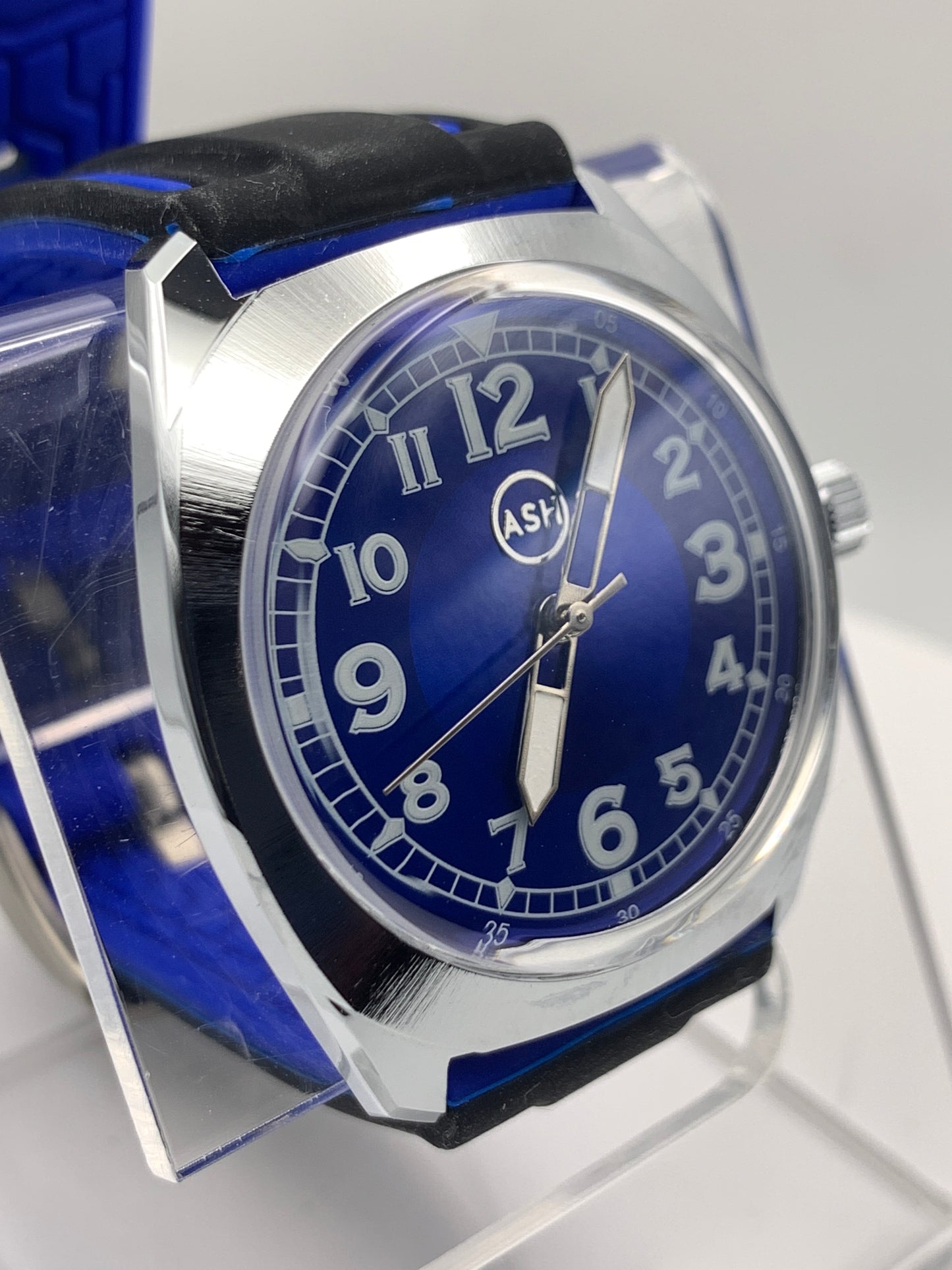 Drew. 35mm NOS brass and stainless steel Gruen case. Box Sapphire crystal. Seiko VH31 Mecha-quartz.