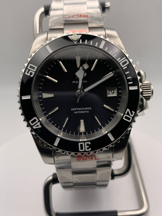 R3CON Collection. Custom black dial watch. 40.5mm stainless steel case. Sapphire crystal. Seiko NH35.