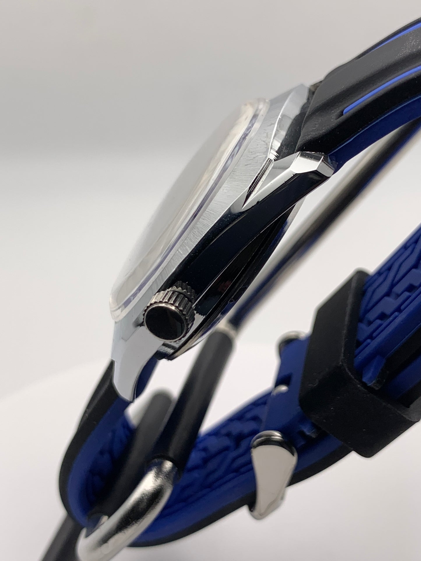 Drew 1.2- 35mm NOS brass and stainless steel Gruen case. Domed acrylic crystal. Seiko VH31 Mecha-quartz.
