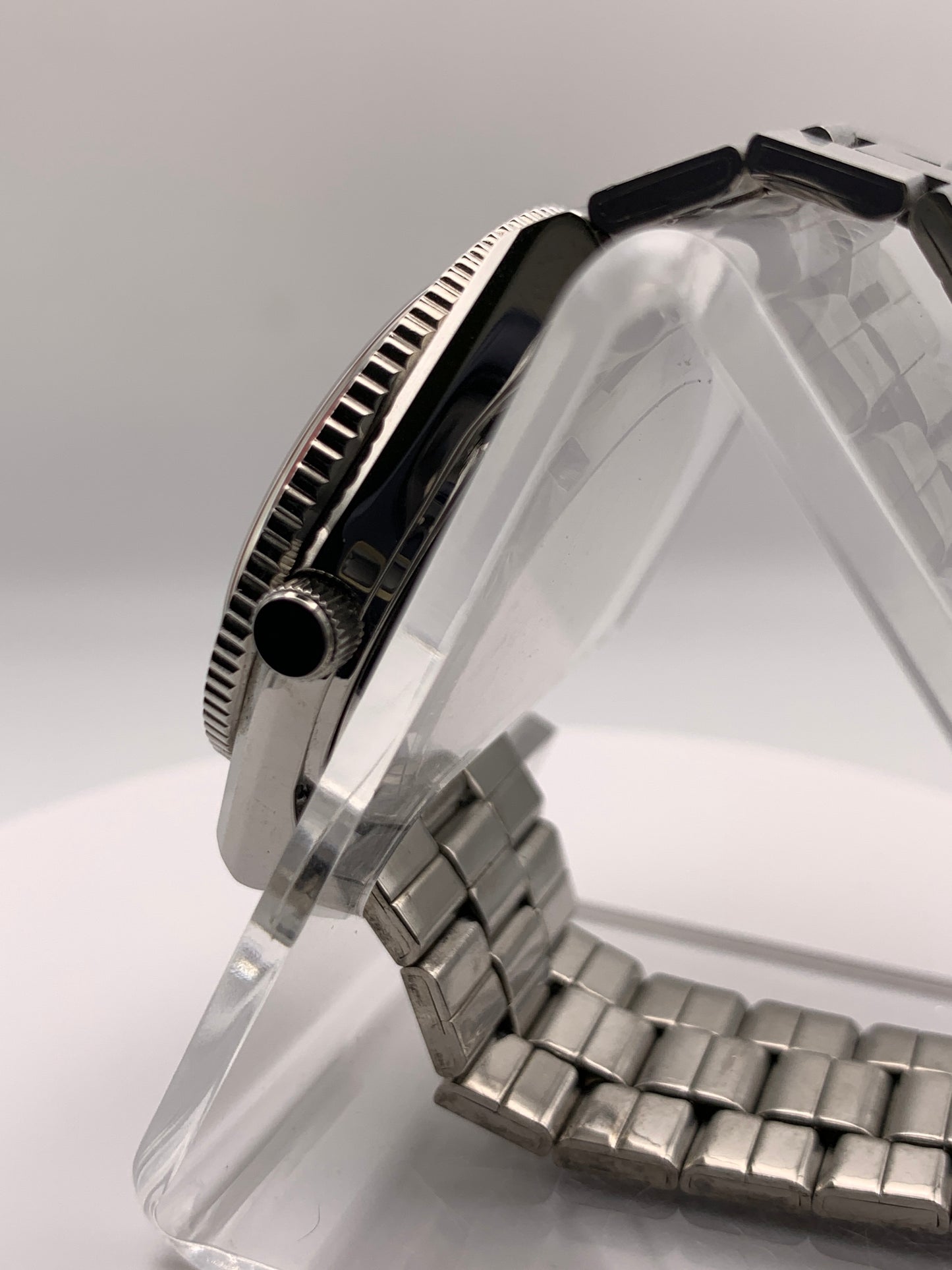 Poguelite. 37mm Stainless steel case. Acrylic domed crystal. Seiko NH35 with black date wheel. NOS vintage bracelet.