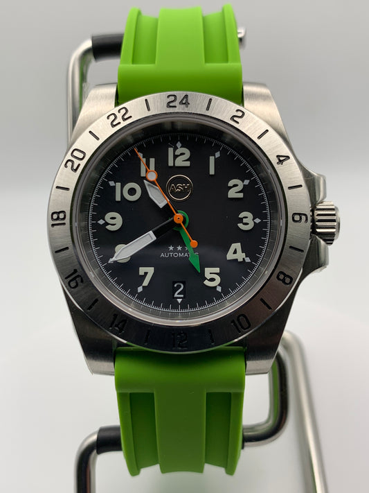 Gavin. 39mm Stainless steel GMT case. Sapphire crystal. 6 o’clock black date. Green and orange appointments. Seiko NH34.
