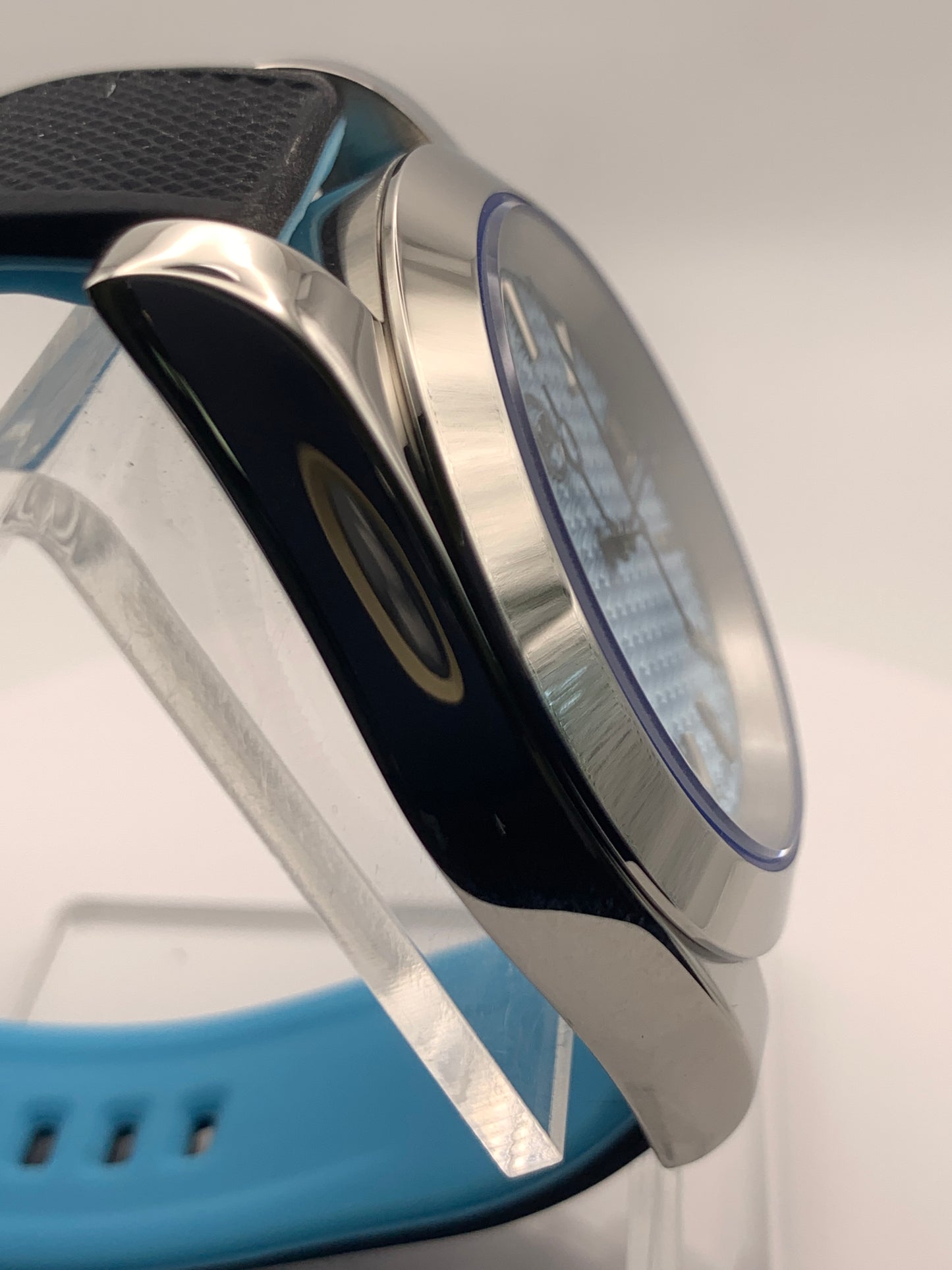 Frostbyte. 39mm stainless steel. Textured dial with blued handset. Sapphire crystal. Seiko NH35.