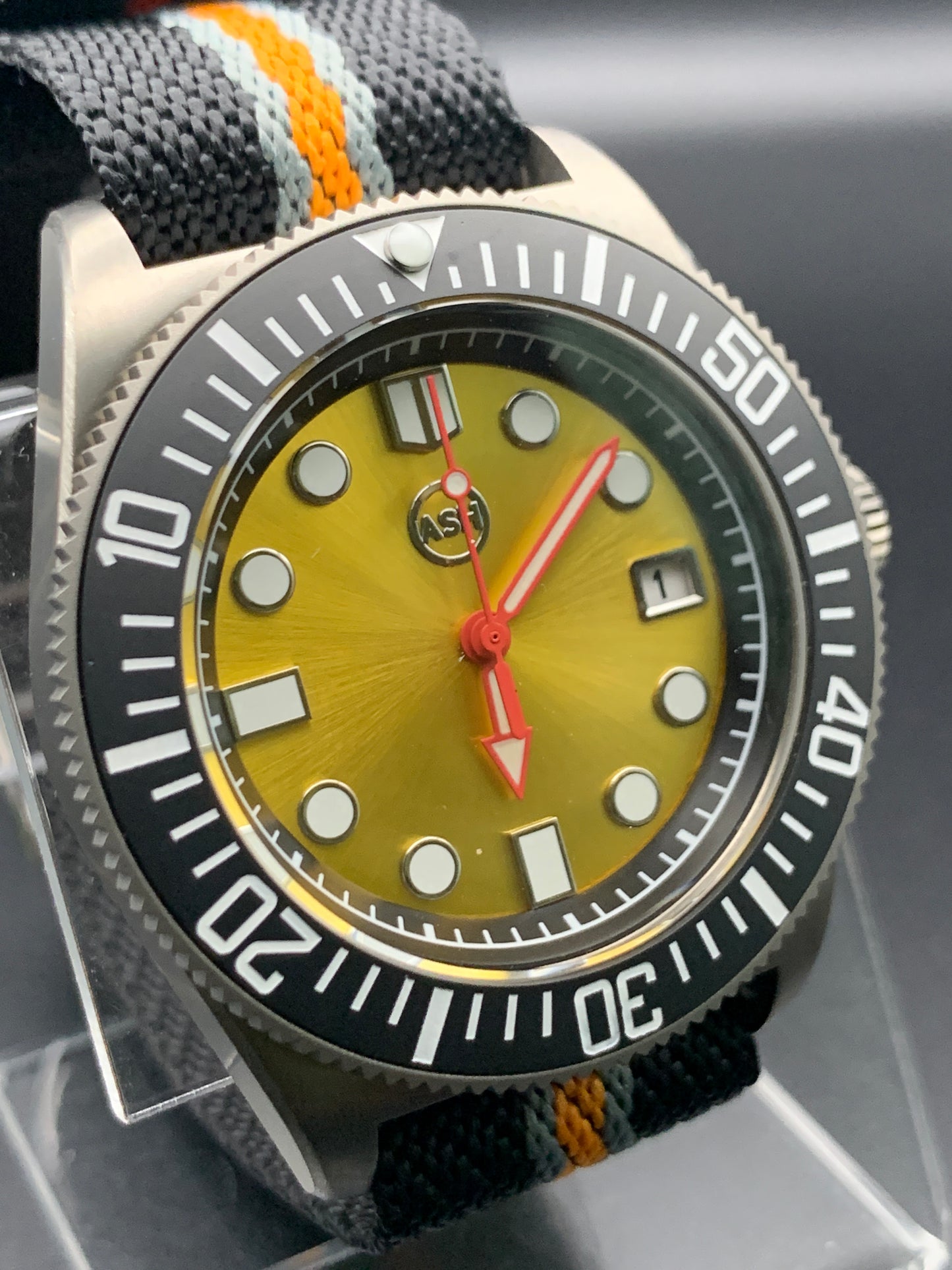 Titanium 42mm dive watch. Fixed lugs. Sapphire crystal. Seiko NH35. 200m water resistance.