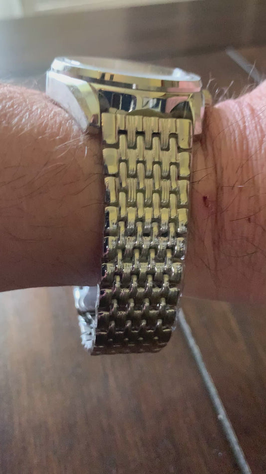 People Eater. 38mm Stainless steel. Sapphire crystal. Seiko NH38. Bracelet and leather strap included.