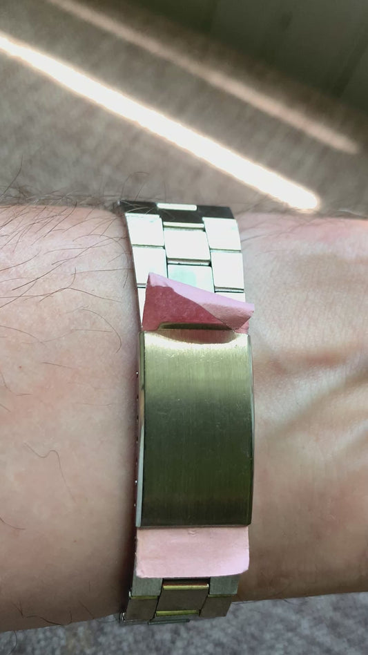 Poguelite. 37mm Stainless steel case. Acrylic domed crystal. Seiko NH35 with black date wheel. NOS vintage bracelet.