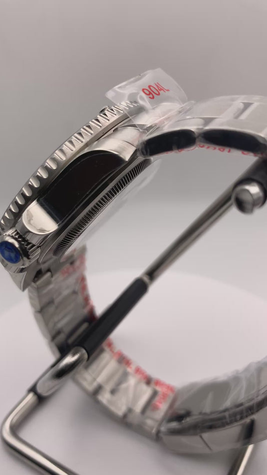R3CON Collection. Custom white dial watch. 40.5mm stainless steel case. Sapphire crystal. Seiko NH35.